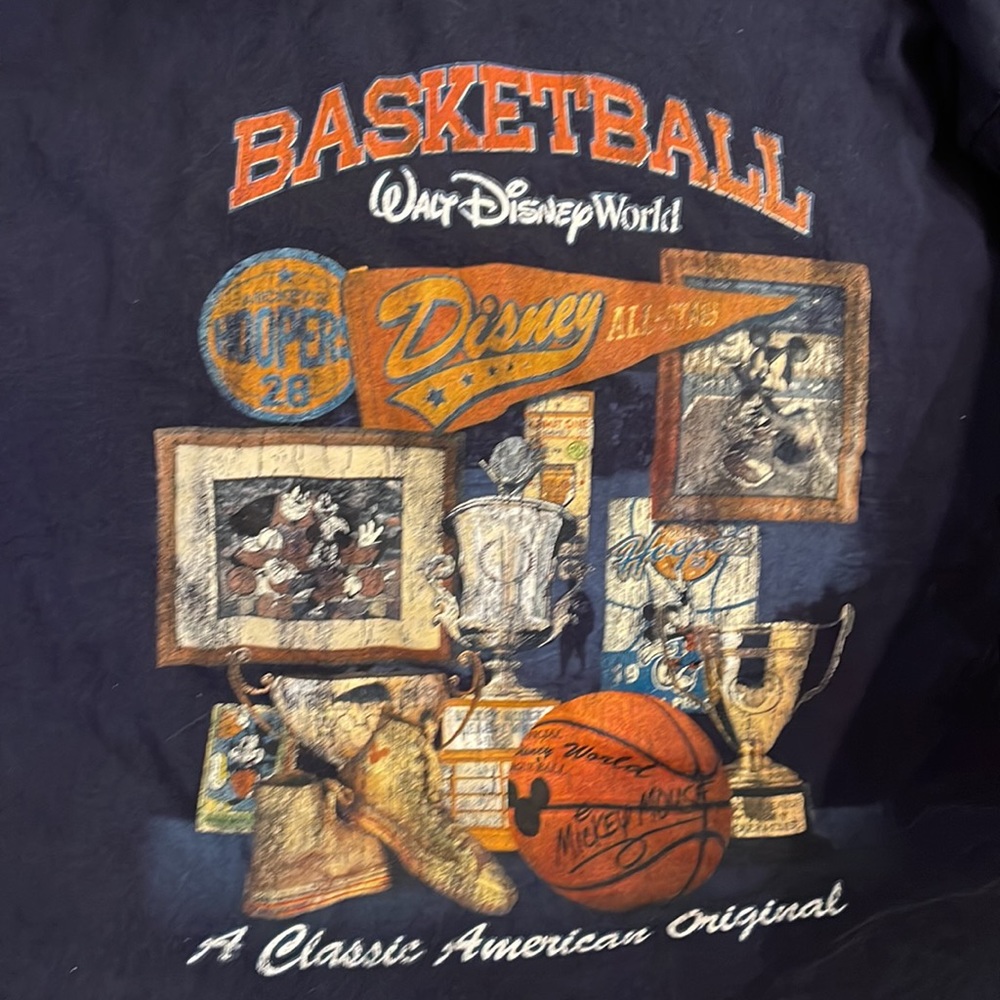 WALT DISNEY WORLD SHORT SLEEVES TEE SHIRT SIZE MED.